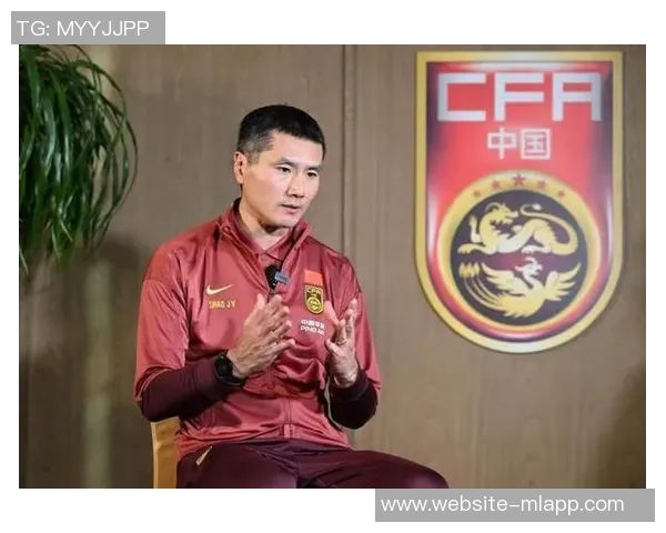 国足专注体能训练邵佳一持续考察队员状态与表现