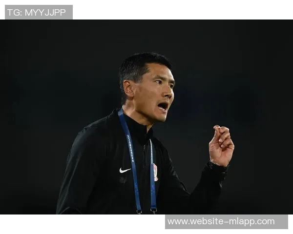 国足专注体能训练邵佳一持续考察队员状态与表现